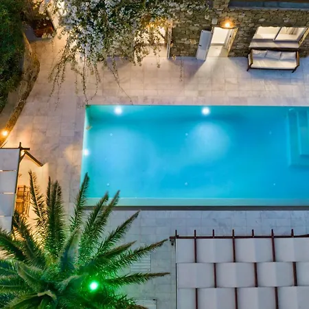 Lia Mykonos كالافاتيس