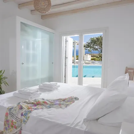 Lia Mykonos كالافاتيس
