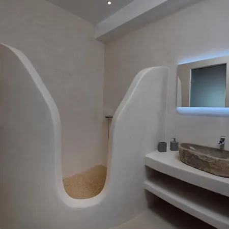 Lia Mykonos *