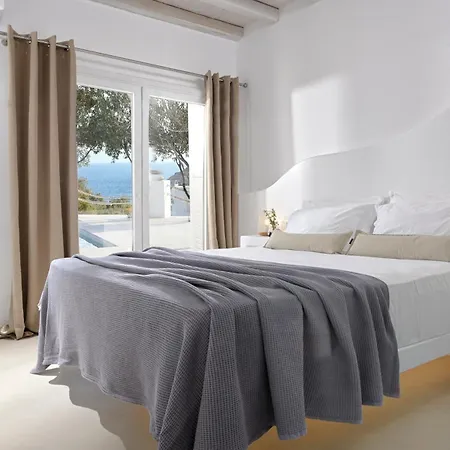 Lia Mykonos كالافاتيس