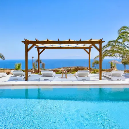 Lia Mykonos كالافاتيس