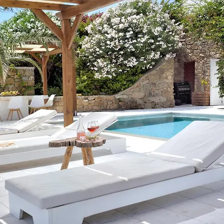Lia Mykonos كالافاتيس