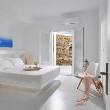 Lia Mykonos *