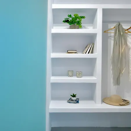 Lia Mykonos كالافاتيس
